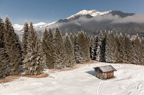 Besneeuwd Schuurtje in de Oostenrijkse Alpen – Winterse Stilte