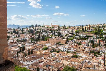 Blik op Moorse wijk Albaicin vanaf het Alhambra in Andalusie van Jos van den berg
