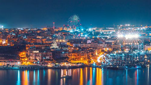 Feux d'artifice de fête au-dessus de l'horizon de Sliema à Malte.