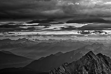 Dunkle Wolken über dunklen Bergen von Frank Heinz