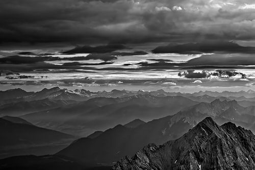 De sombres nuages au-dessus de sombres montagnes