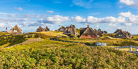 Leuchtturm und Reetdachhäuser in Hörnum auf der Insel Sylt