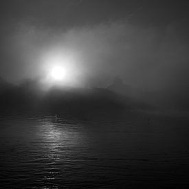 Nebel entlang der Maas von Indra Moonen