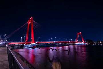 Rotterdam Willemsbrug by night van Marco Knies