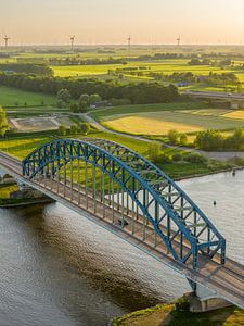 Brücke über den Fluss IJssel bei Sonnenuntergang im Frühling