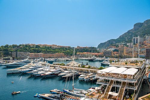 Superjachten in de haven van Monaco tijdens de zomer