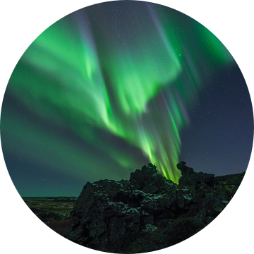 Noorderlicht boven lavagrond in IJsland van Roy Poots