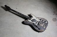 oude verbrande gitaar op de vloer van een ruïne van Heiko Kueverling thumbnail