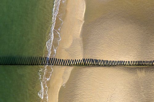 Minimalismus am Strand (Drohne) von Linda Raaphorst
