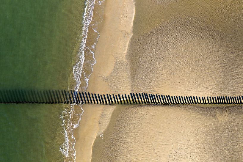 Minimalismus am Strand (Drohne) von Linda Raaphorst