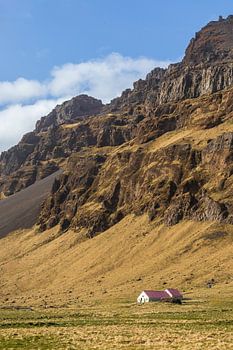 Farmhouse at the foot of an Icelandic giant