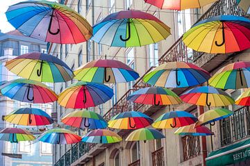 Fröhliche Regenschirme in den Straßen von Bairro Alto in Lissabon, Portugal von Christa Stroo photography