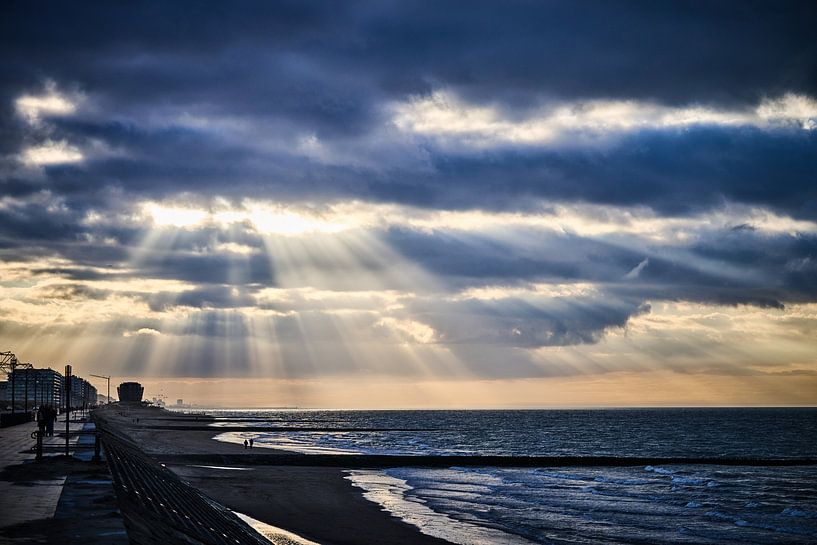 Wolkenformatie met zonnestralen van Dave Lust