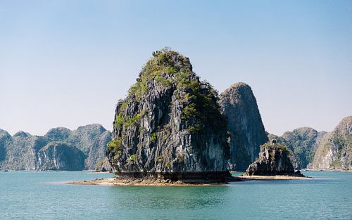 Rocher isolé à Lan Ha Bay/Ha Long Bay au Vietnam