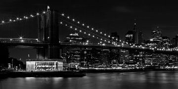 MANHATTAN Brooklyn Bridge bij nacht z/w van Melanie Viola