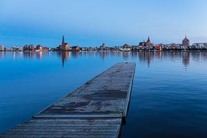 Blick über die Warnow auf die Hansestadt Rostock am Abend