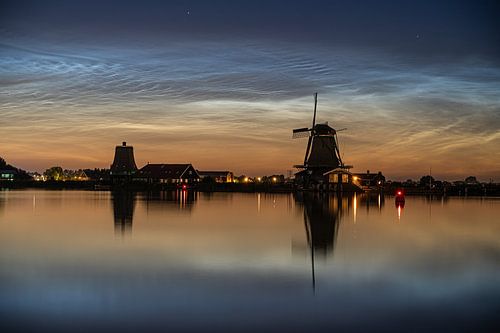 Lichtende nachtwolken boven de Zaanse Schans