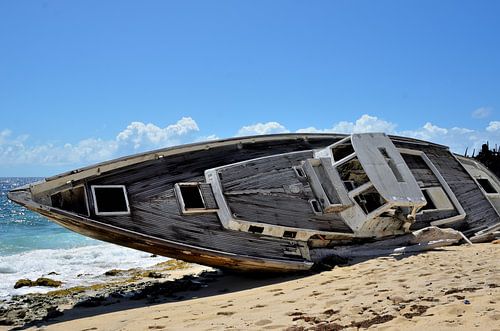 Gestrand zeiljacht op Klein Curaçao