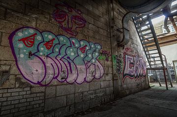 Graffiti in een verlaten fabriekshal van Mark Bolijn