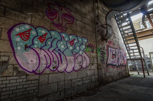 Graffiti in een verlaten fabriekshal