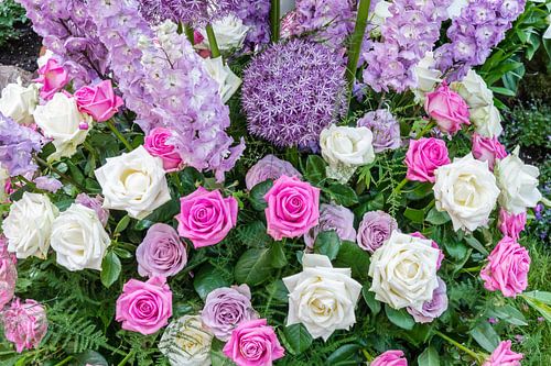 Boeket met roze gekleurde en witte rozen met delphinium en