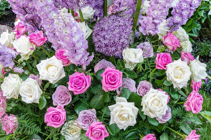 Boeket met roze gekleurde en witte rozen met delphinium en van Dieter Meyer
