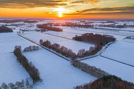 Sonnenuntergang über einer verschneiten Winterlandschaft von Sjoerd van der Wal Fotografie