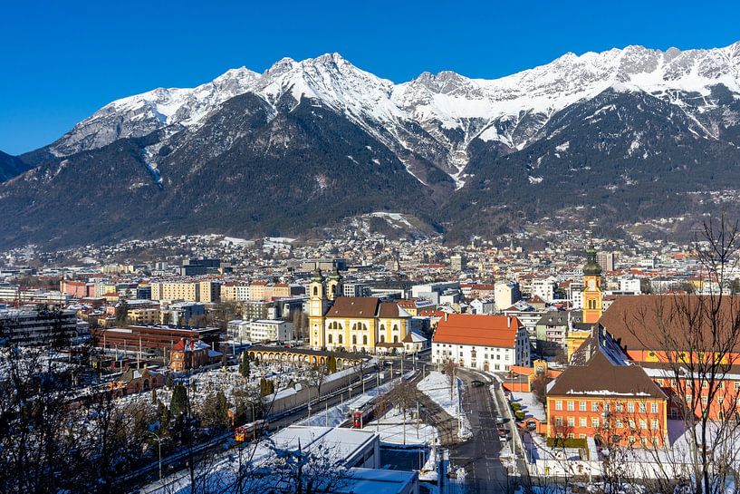 Stadtansicht der Stadt Innsbruck in Österreich Tirol mit Winterlandschaft und Karwendel Gebirge von Animaflora PicsStock