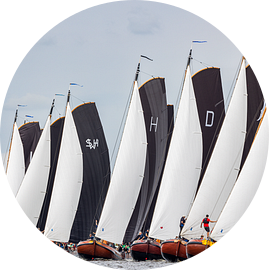 Klassieke zeilboten tijdens zeilwedstrijd – nautische fotografie | Skûtsjesilen | SKS | Grou | Friesland van ThomasVaer | Tom Coehoorn