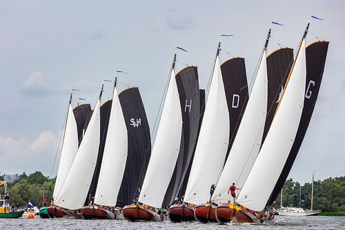 Klassieke zeilboten tijdens zeilwedstrijd – nautische fotografie | Skûtsjesilen | SKS | Grou | Friesland
