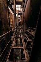 urbex roestig pad zonder vloer
