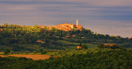 Uitzicht op Pienza tijdens zonsondergang, Toscane, Italië