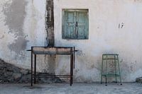 Stilleben vor einem griechischen Haus