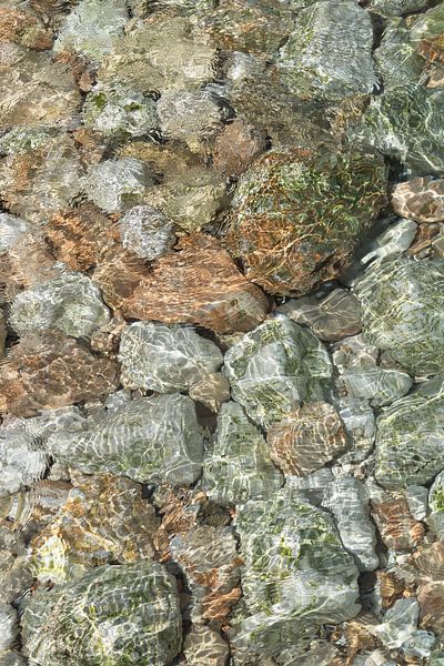 L'eau de mer claire s'écoule sur des pierres claires 2 par Adriana Mueller