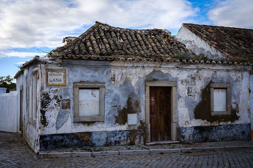 Altes und baufälliges Haus in der Innenstadt von Tavira von Eddy Westdijk