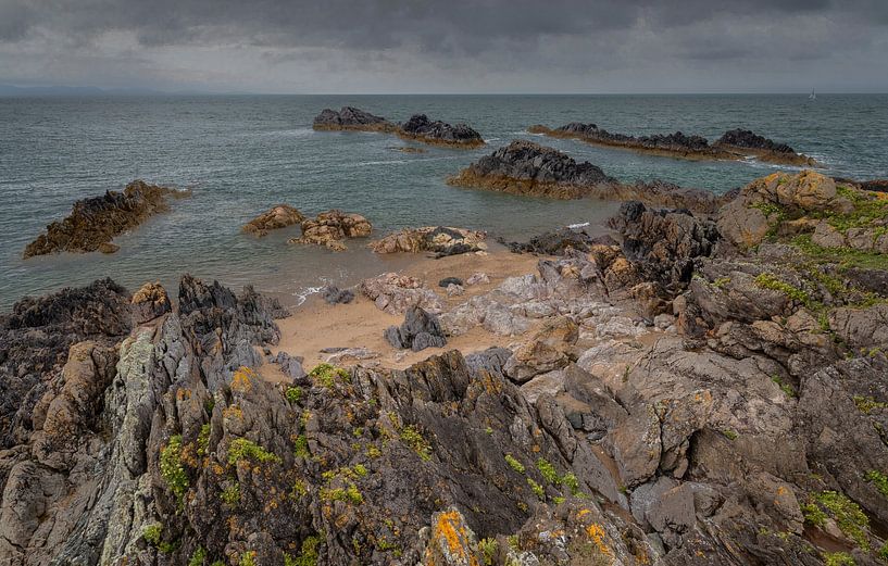 Landschap van rotsen aan zee aan de westkust van Wales van Karin Broekhuijsen