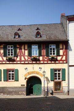 Oberstrasse met stadhuis in de oude stad, Bacharach am Rhein, Rijnland-Palts, Duitsland