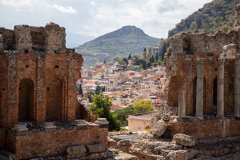 Blick über die Stadt Taormina vom Teatro Greco von Ton Tolboom