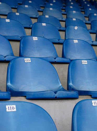 Sièges numérotés dans un stade de football