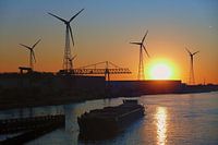 Schiff bei Sonnenuntergang.