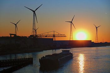 Schip bij zonsondergang.