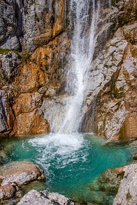 Der Diesbach Wasserfall stürzt in ein Becken