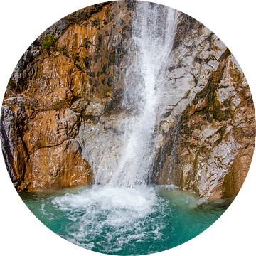 De Diesbach waterval stort zich in een bassin van Christa Kramer