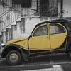 Citroën 2CV sur fond noir et blanc sur Rene van Heerdt