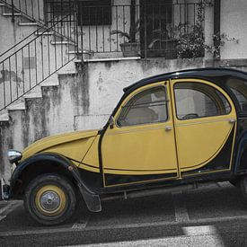 Citroën 2CV sur fond noir et blanc sur Rene van Heerdt