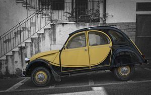 Citroën 2CV sur fond noir et blanc