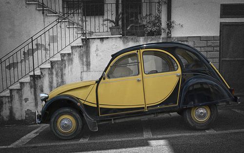 Citroën 2CV sur fond noir et blanc