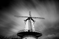 photo longue exposition du moulin "le bon espoir" à Menen avec un ciel nuageux dramatique 