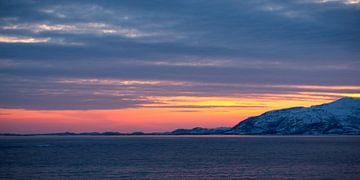 Zonsondergang over Vestfjord panorama vanaf eiland Vesteralen