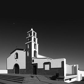 Kerkje in grafisch zwart wit op het Canarisch eiland Tenerife van Stephaniek Putman